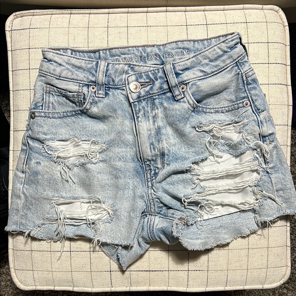 American Eagle Strigid Denim Mom Short, High-Waisted Jean Shorts, Light Wash 000